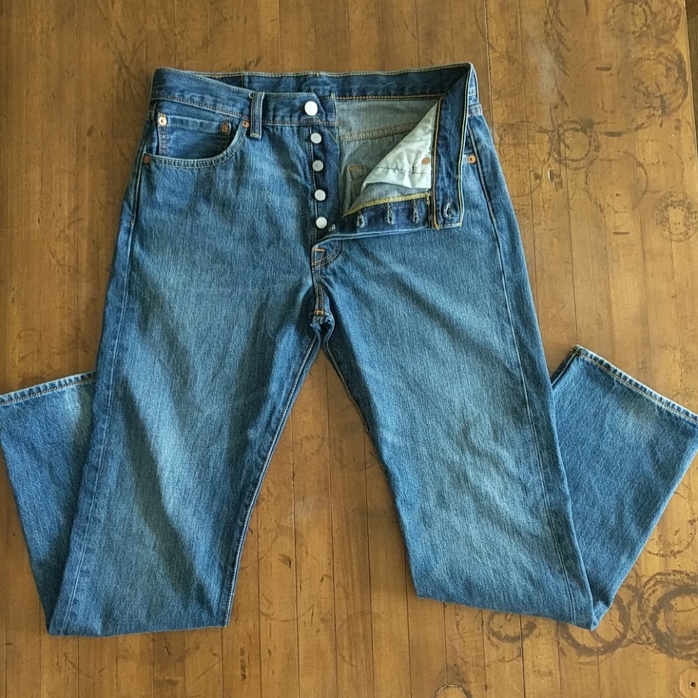 Levi's 501s 33x32 button fly